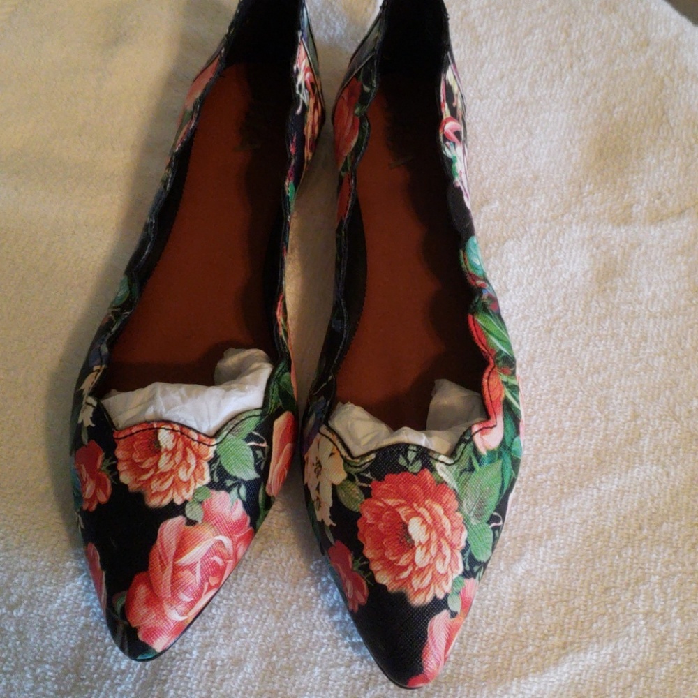 Nwt Mia floral flats